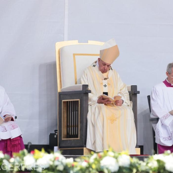 Papa Francisc donează 100.000 de euro pentru migranţi