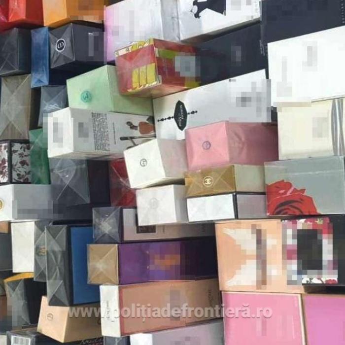 Automobil, burdușit cu parfumuri contrafăcute. Poliţiştii de frontieră au confiscat toată marfa