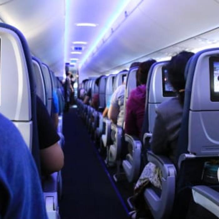 Un avion care zbura spre Londra a făcut cale întoarsă, după ce o pasageră a refuzat să poarte mască