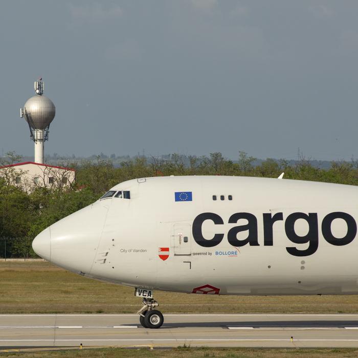 Un bărbat a supraviețuit unui zbor de zece ore, ascuns în trenul de aterizare al unui avion