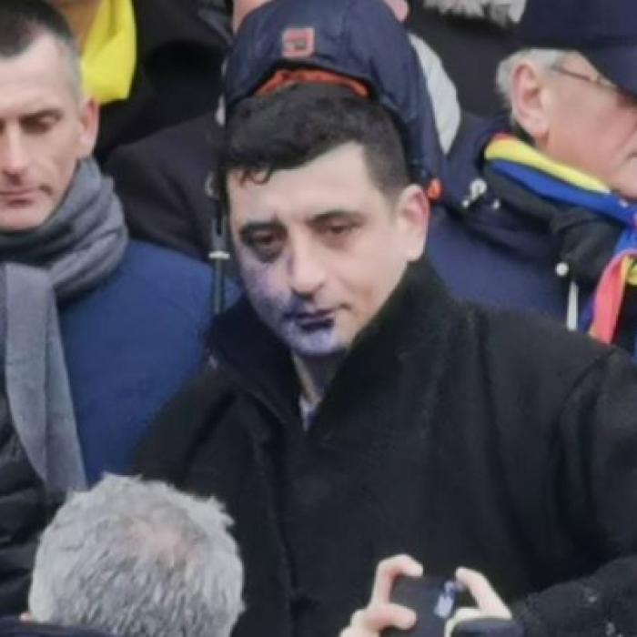 George Simion, atacat de manifestanții de la Iași. Liderul AUR, mânjit cu cerneală pe față