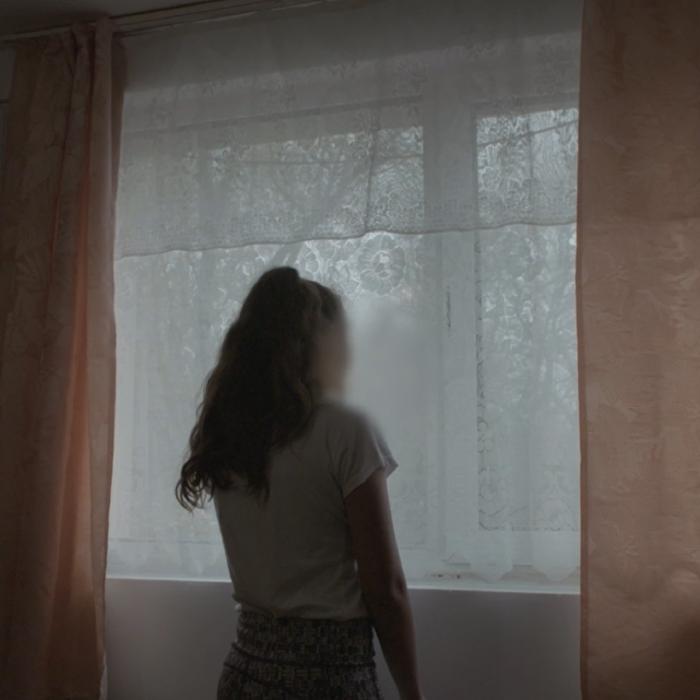 Reportaj BBC: Copii români, „crescuţi pentru relații intime”, aduşi în Anglia. Andreea, găsită de mamă drogată într-un portbagaj