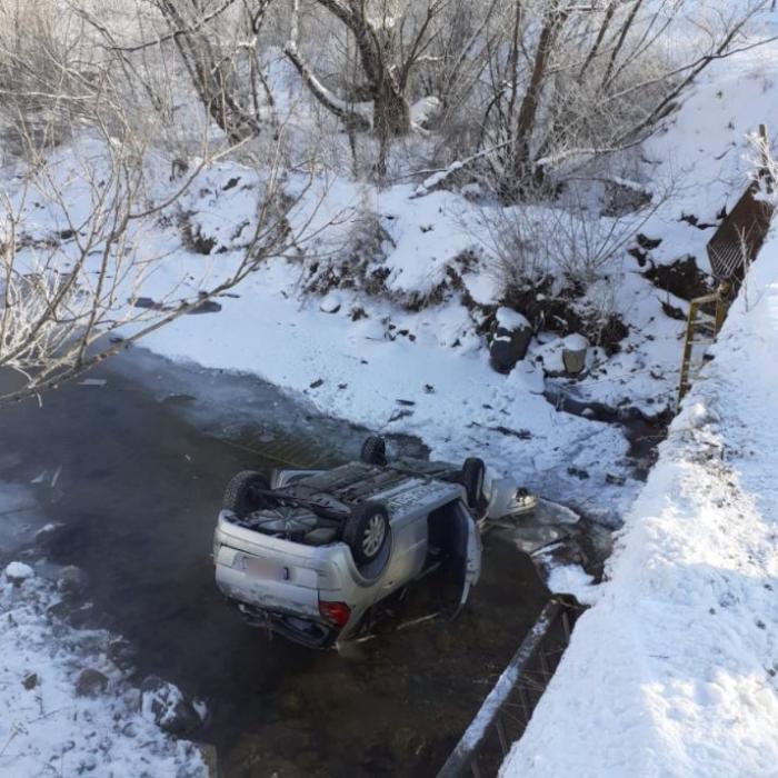 Un automobil, cu patru români, a plonjat într-un râu, în județul Cluj