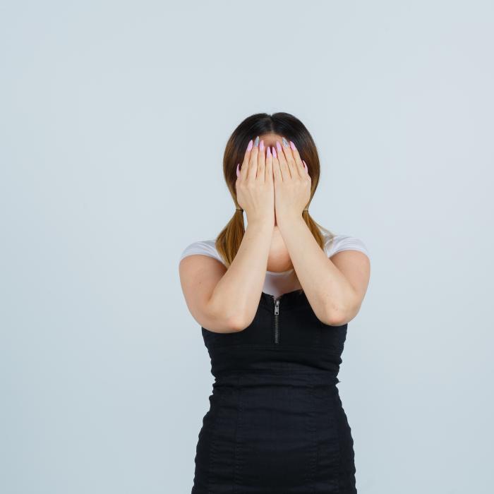 Adolescentă româncă, ținută în captivitate doi ani cu ajutorul tatălui ei