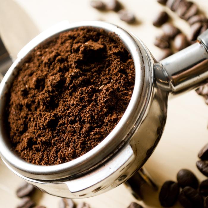 Amestecă zaț de cafea cu vin. Rezultatul te va uimi și vei economisi banii pe care i-ai fi dat pe masaje