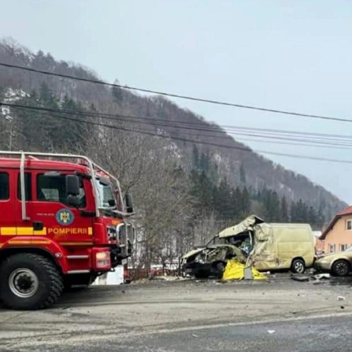 Accident teribil cu trei mașini. Unul dintre șoferii români a murit