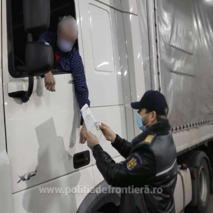 Șofer ucrainean de camion a încercat să înșele vigilența polițiștilor români de frontieră. Bărbatul a prezentat două asigurări false 