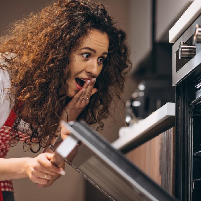 Curăță tava de cuptor arsă sau plină de grăsime cu acest ingredient din bucătărie. Câteva grame sunt de ajuns
