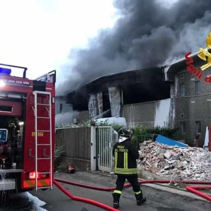 Italia. Un român a dat foc locuinței unde stătea, apoi a amenințat că se sinucide, aruncându-se de pe acoperiș