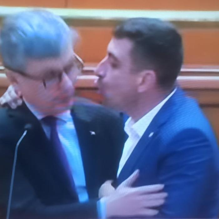 AUR cere retragerea lui Virgil Popescu din funcţia de ministru al Energiei, după ce a depus plângere penală la adresa lui George Simion