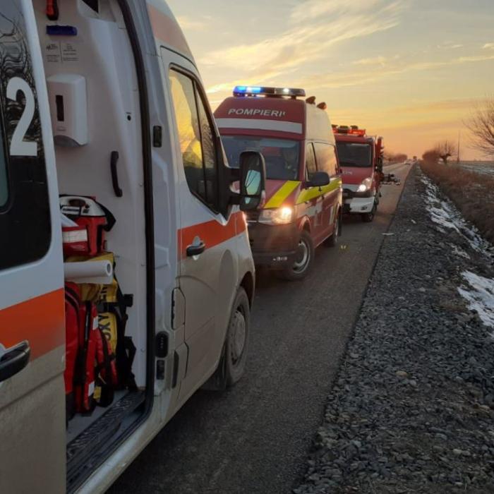 Maşină, strivită de un TIR, pe sensul de mers Arad-Nădlac. Două persoane au fost rănite 