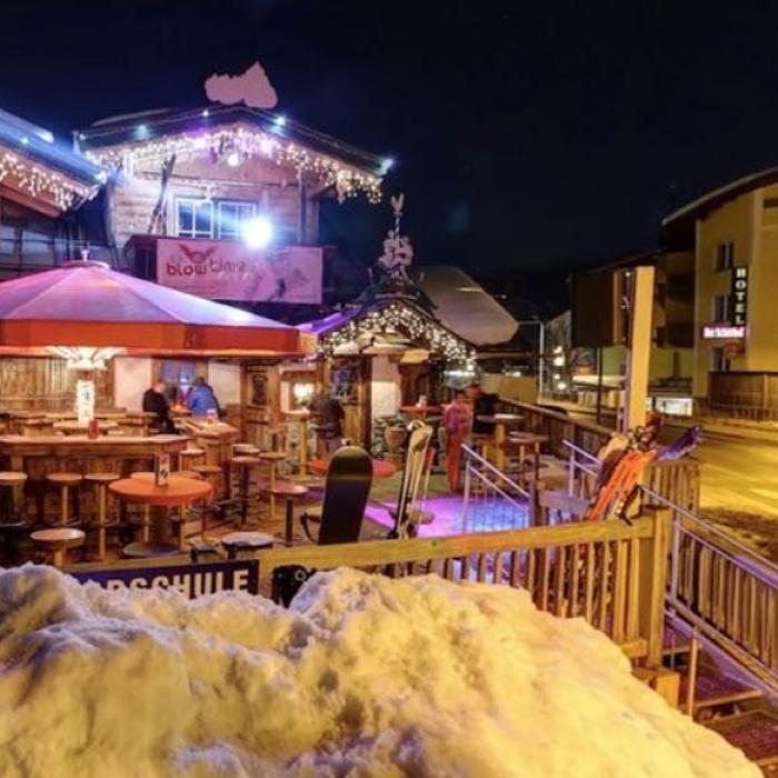 Austria. Doi tineri, bătuți de o femeie într-un bar. Atacatoarea a spart un pahar în capul unuia, iar pe celălalt l-a rănit la mână  