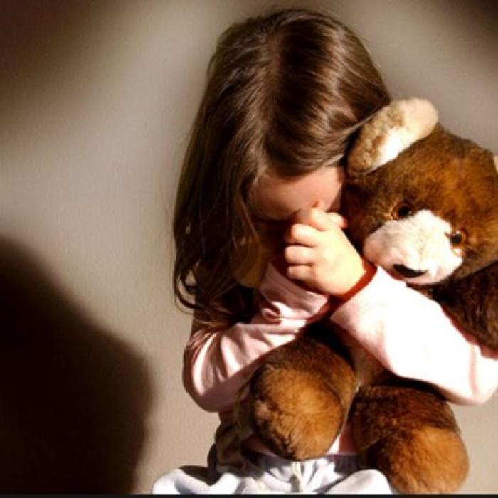 Italia. Minoră, abuzată sexual de prietenul părinților. Bărbatul locuia în aceeași casă cu victima și rămânea singur cu ea zile întregi