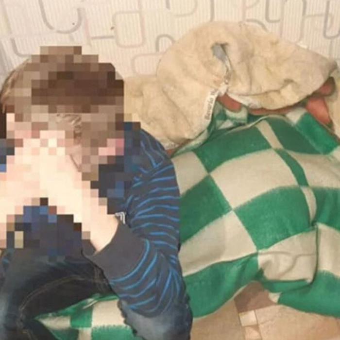 Minor, chinuit de propria mamă, în Ucraina: Dormea pe jos şi mânca ce îi oferea un vecin