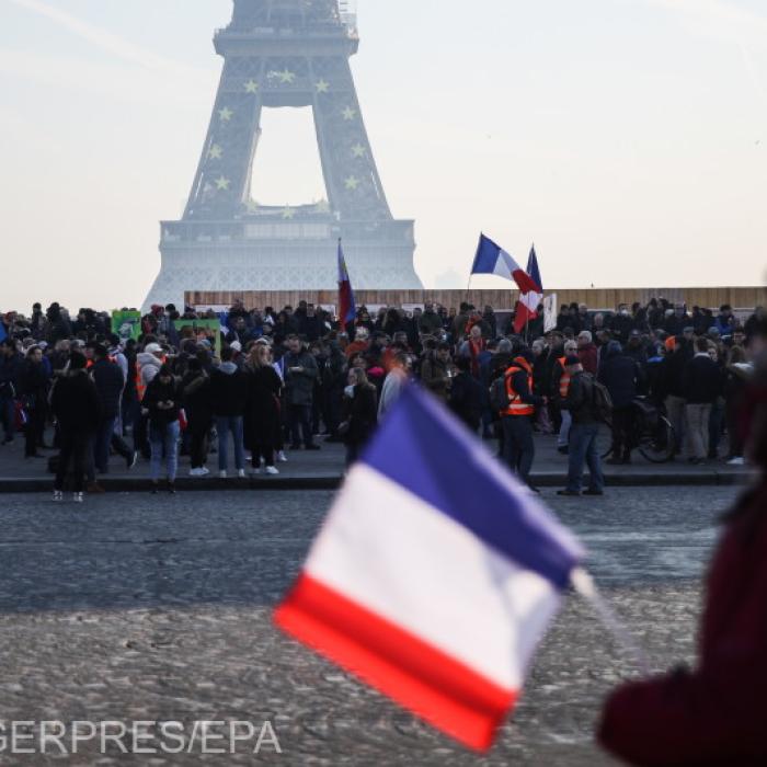 Protestatarii din Paris, dispersați de poliție cu gaze lacrimogene. Mai multe persoane au fost arestate
