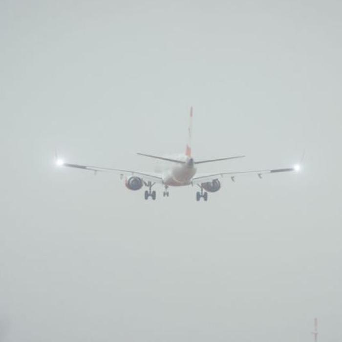 Un avion de pasageri, deviat de la traseu, a aterizat de urgență 