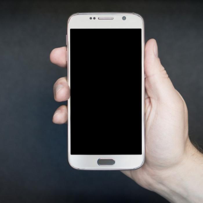 Telefoane mobile vândute românilor direct din portbagaj. Veniturile ilicite colosale, mirosite de ANAF