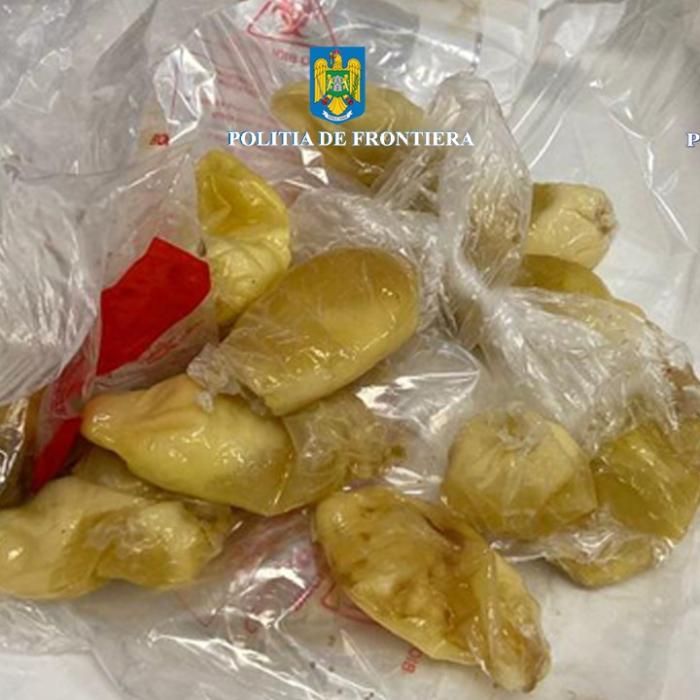 O femeie care a înghițit un kilogram de droguri, prinsă pe Aeroportul Otopeni