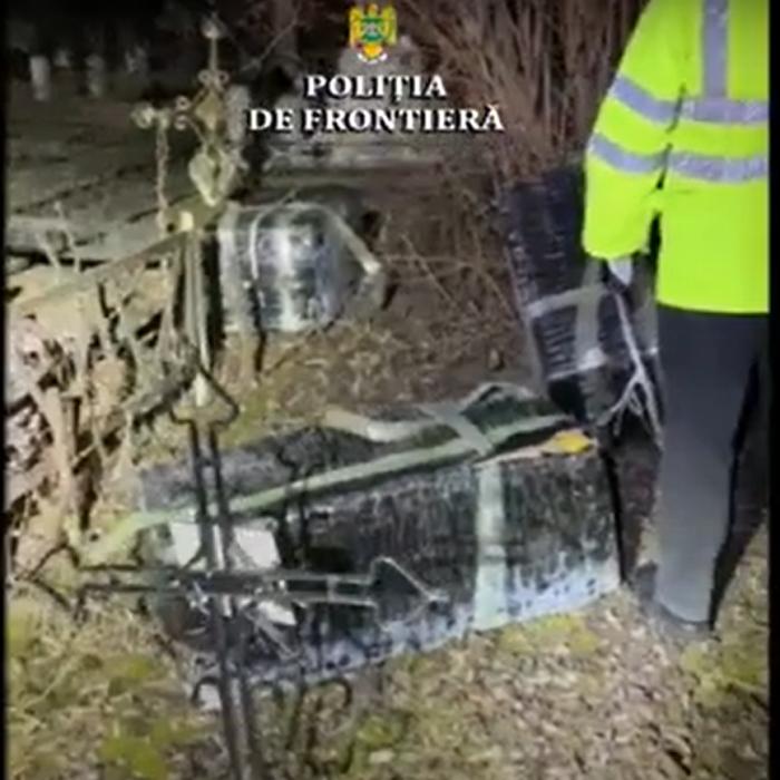 România. Peste 6.700 de pachete de ţigări de contrabandă au fost descoperite într-un cimitir din județul Botoșani