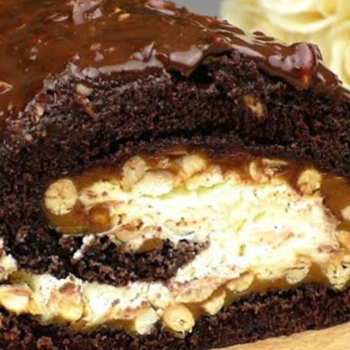 Ruladă Snickers, un desert care se topește în gură. Delicioasă și ușor de făcut