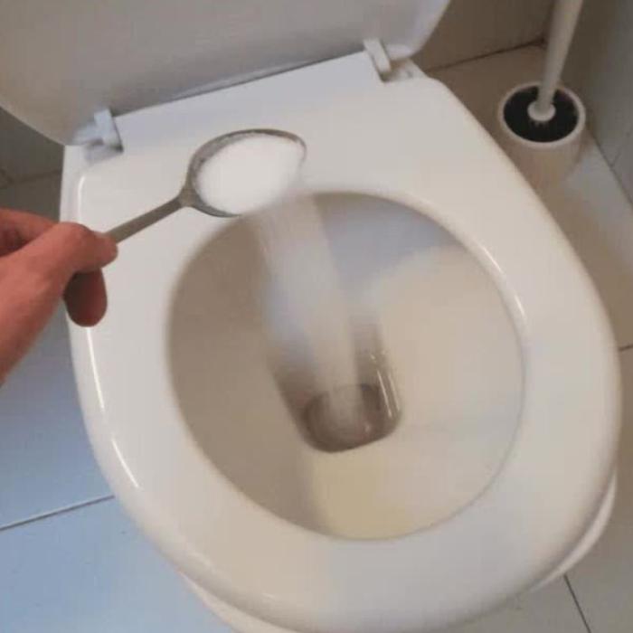 Ai turnat vreodată sare în toaletă? Trucul care poate fi numit revelația anului. Gata cu oțetul și bicarbonatul  
