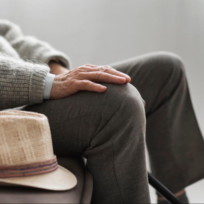 Doi români din Italia, acuzați că au maltrat un bătrân timp de mai bine de zece ani și i-au luat pensia