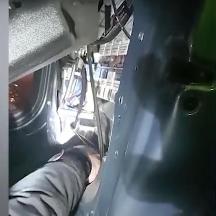 Bărbat, în drum spre în Franța, prins, de polițiștii de frontieră, cu autoturism burdușit cu țigări