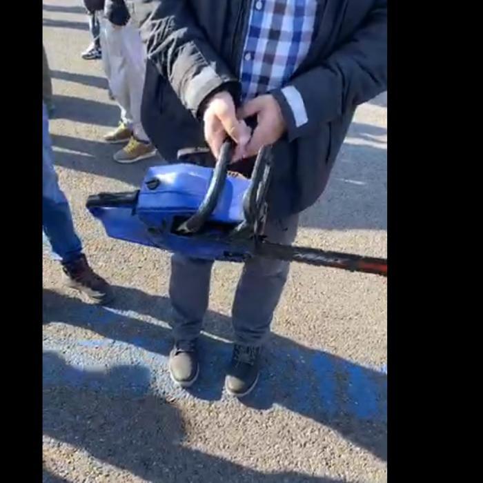 Român fugărit cu o drujbă după ce a pălmuit un tânăr