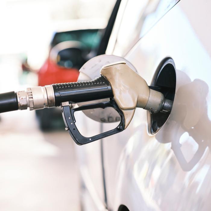Se ieftinește combustibilul! Acciza la carburanți, înjumătățită - surse