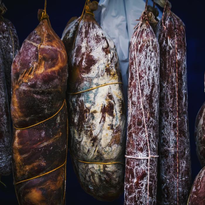 Român, arestat după ce "a dat lovitura" într-o carmangerie spaniolă: a furat cârnați, șuncă și jambon
