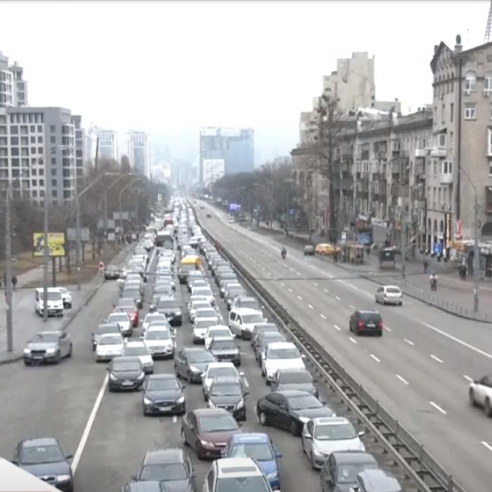 Imagini dramatice la Kiev: Se aud sirenele încontinuu, cozi uriașe de mașini la ieșirile din oraș - VIDEO