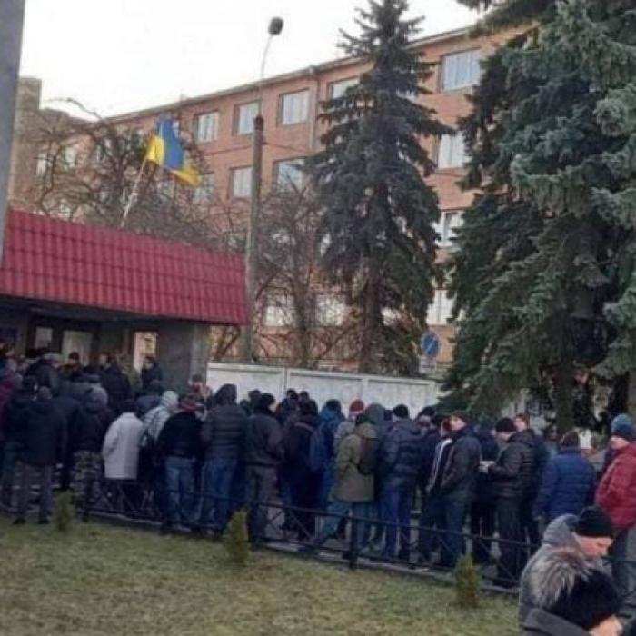 Cozi la centrele militare din Ucraina: Mii de bărbați merg voluntar la război