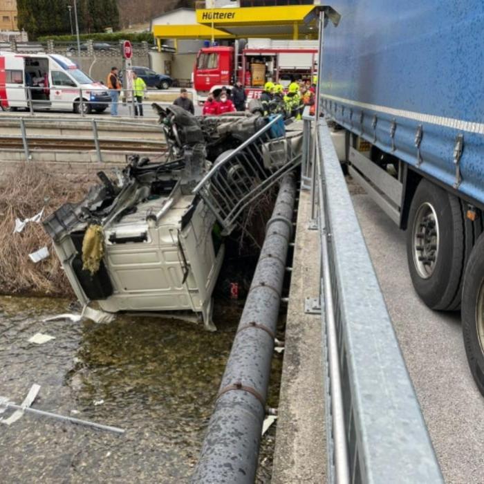 Austria. Șofer român, la spital, după ce cabina camionului său a fost smulsă de un tren și aruncată într-un râu