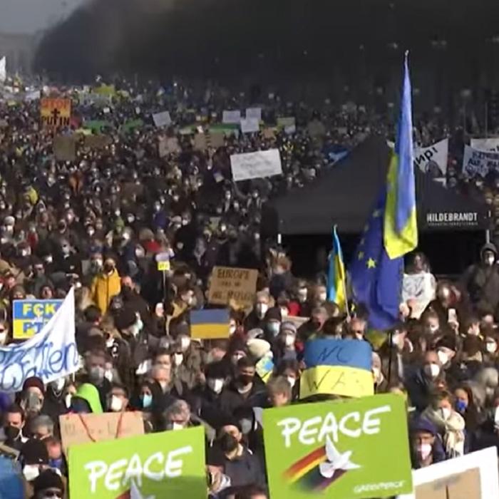 Germania. Cel puţin 100.000 de persoane protestează la Berlin: „Nu celui de-al Treilea Război Mondial!”