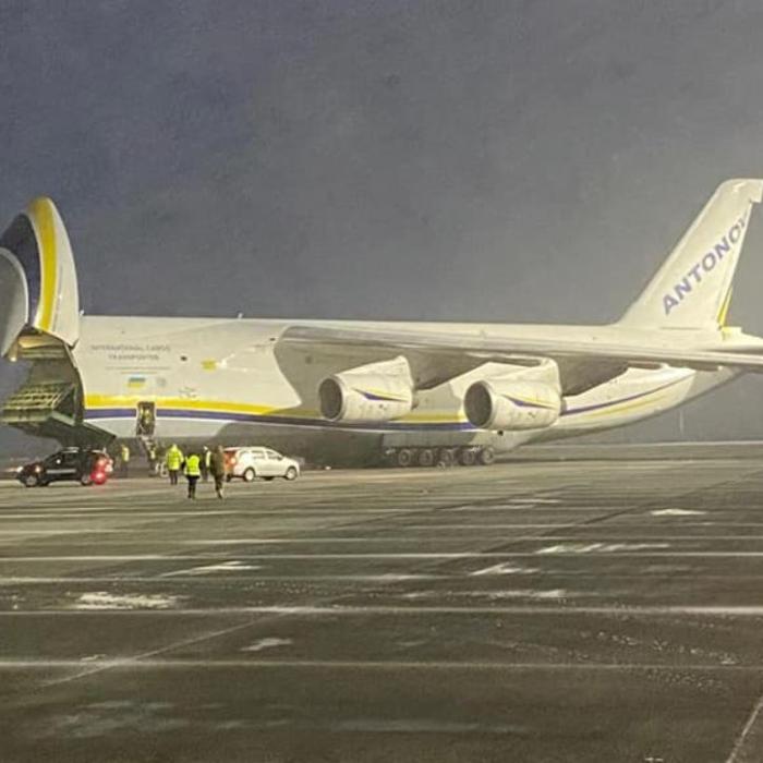 Primii militari francezi au ajuns în România la bordul unui avion de transport vopsit în culorile Ucrainei