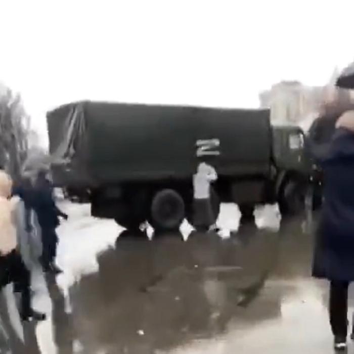 Ucrainenii se pun în fața blindatelor rusești pentru a le împiedica înaintarea: „Este orașul nostru, sunt străzile noastre” - VIDEO