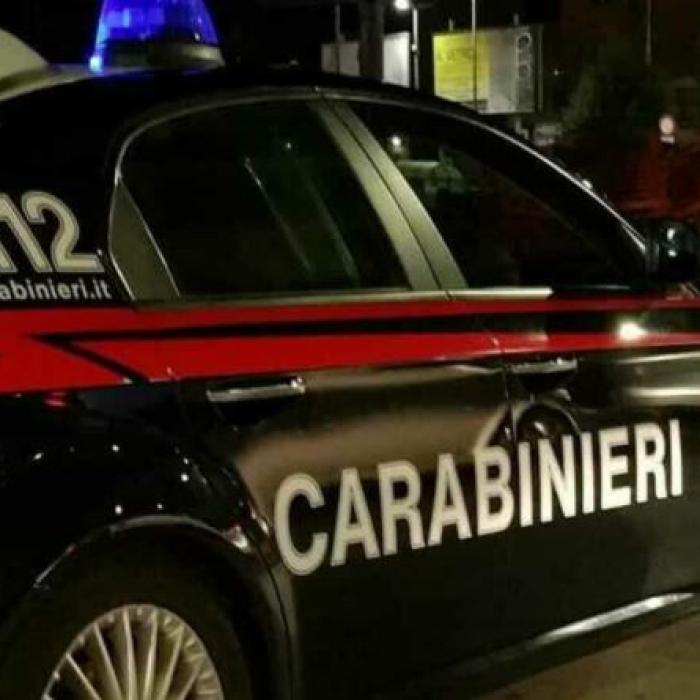 Italia. Doi români, prinși cu rucsacul plin cu alimente furate, au sărit la bătaie la angajatul magazinului