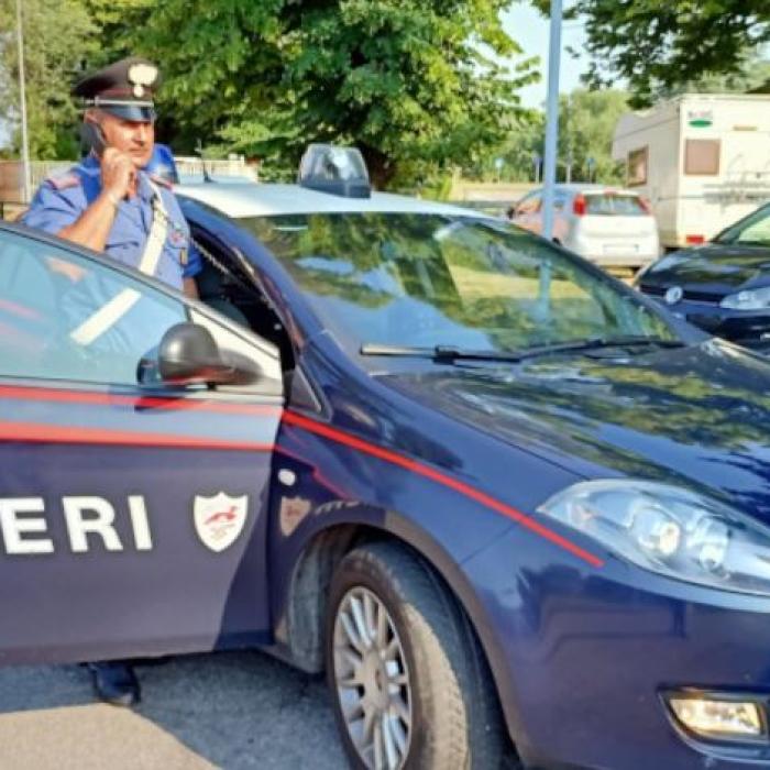 Italia. Român prins cu hainele încărcate de sticle de băutură. La casă voia să plătească o singură bere 