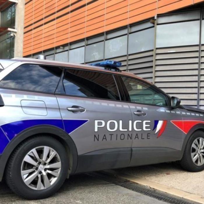 Franța. O fetiță româncă de 11 ani, prinsă la furat de haine scumpe. Mama și bunica ei, condamnate