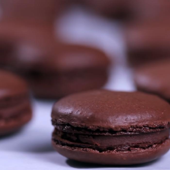 Cea mai ușoară rețetă pentru Macarons de ciocolată. Nu te vei mai opri din savurat biluțele de ciocolată