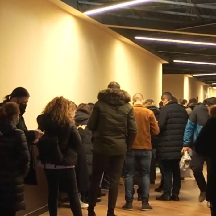 Românii au luat cu asalt centrele de emitere a paşapoartelor. Solicitările pentru eliberarea unui act de călătorie, în creștere