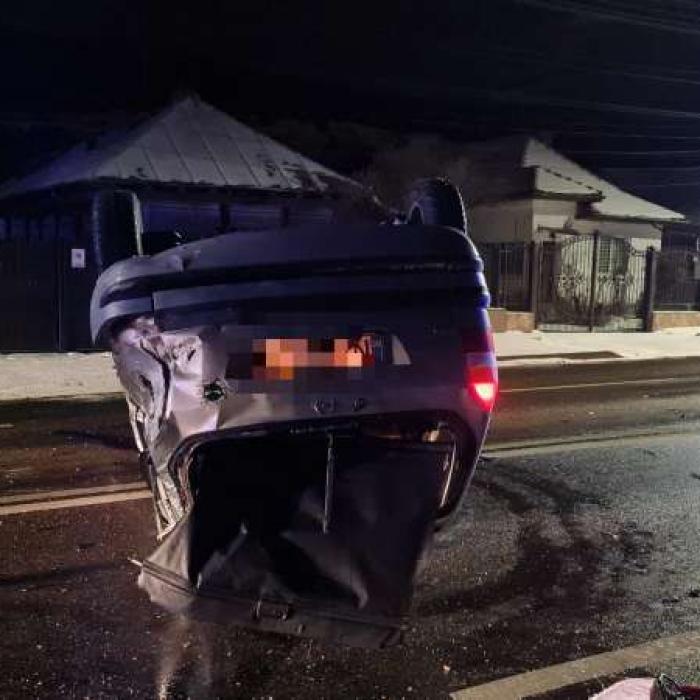 Un român a murit, alte două persoane grav rănite, după ce s-au răsturnat cu mașina, la Piatra Neamț