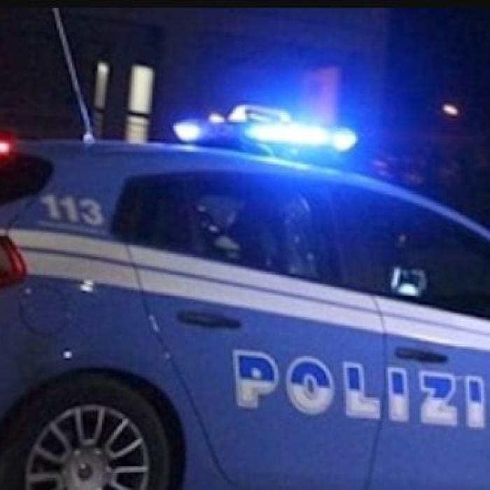 Italia. Un român s-a dat în spectacol pe stradă: a spart o sticlă și i-a atacat pe polițiști 