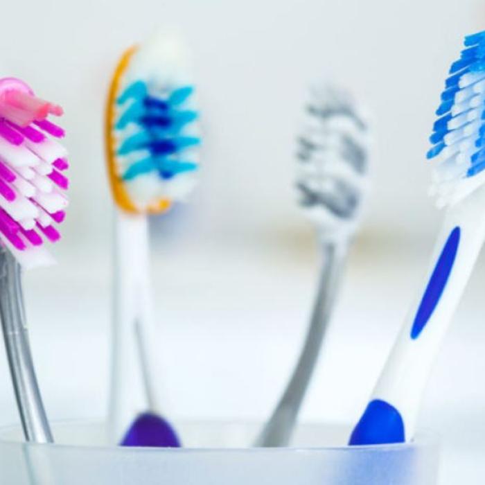 Cum să dezinfectăm periuța de dinți. Cea mai rapidă metodă: fără apă de gură, oțet și bicarbonat de sodiu 