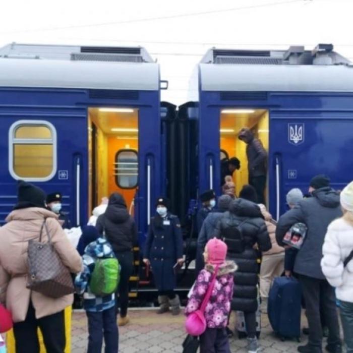 Un tren care evacua refugiaţi, atacat în Ucraina. Mecanicul locomotivei a fost ucis 