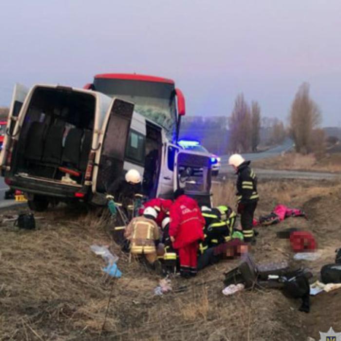 Accident înfricoșător în Ucraina. Un autobuz și un microbuz, care evacuau refugiați, s-au izbit frontal: Șapte morți și nouă răniți - FOTO