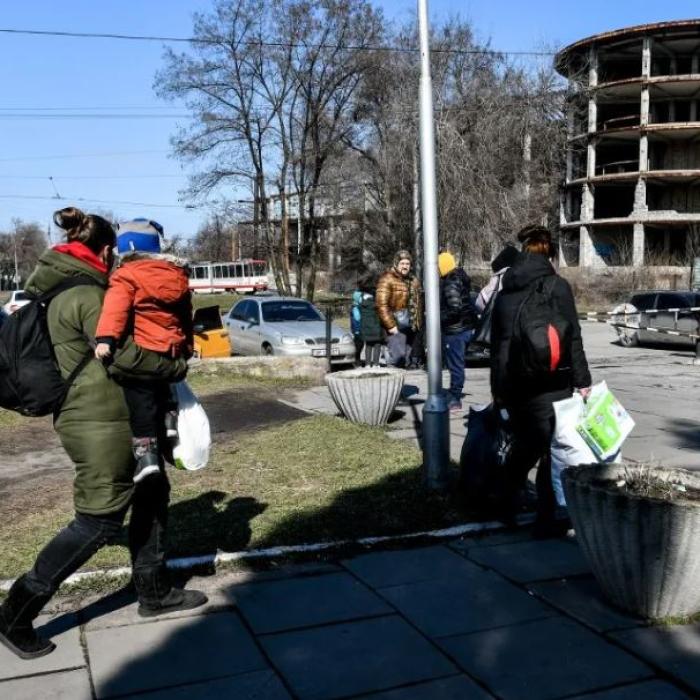 Mariupol, oraș aflat de 14 zile sub asediu: Locuitorii își îngroapă morții în spatele blocurilor și topesc zăpadă ca să bea apă