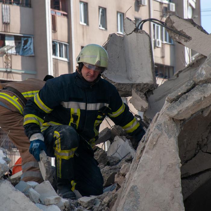 Ucraina: 56 de morți după ce rușii au tras asupra unui cămin de bătrâni