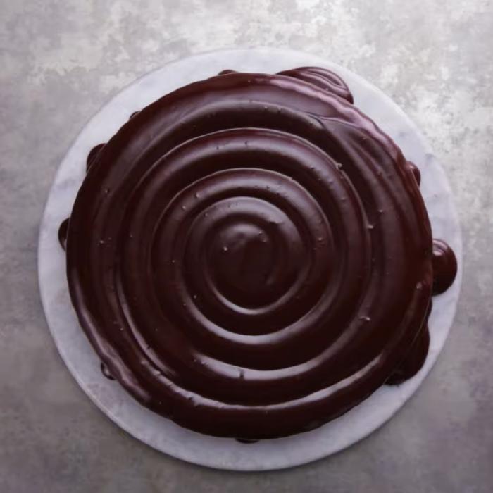Tort cu ciocolată și vin roșu. Un desert rafinat care se prepară foarte ușor