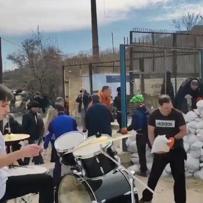 Locuitorii orașului Odesa construiesc baraje din nisip împotriva rușilor, ascultând Bon Jovi - "It's my life" - VIDEO 